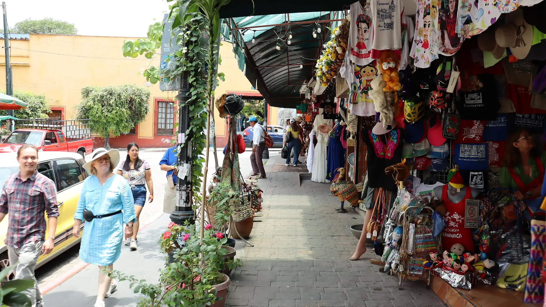 LUIS-F8JES Artesanos ubicados a las afueras de Catedral de Cuernavaca esperan que estas vacaciones de veeano repunten sus ventas (3)